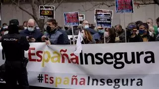 Casado y Abascal se concentran con policías y guardias contra la reforma de la ley de seguridad ciudadana