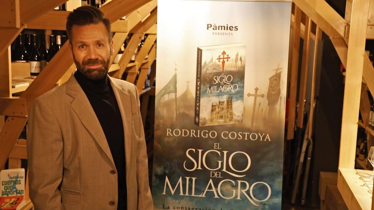 Rodrigo Costoya cuando presentó  'El siglo del milagro' en Marida e Vencerñas, vinoteca de Santiago.