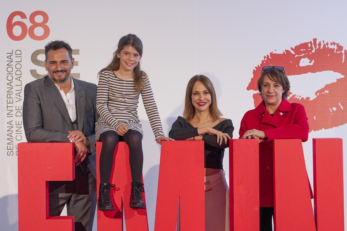 Paula Ortiz (segunda por la derecha), junto a Asier Etxeandia (izda.) y Blanca Portillo (dcha.), este lunes en la Seminci de Valladolid.