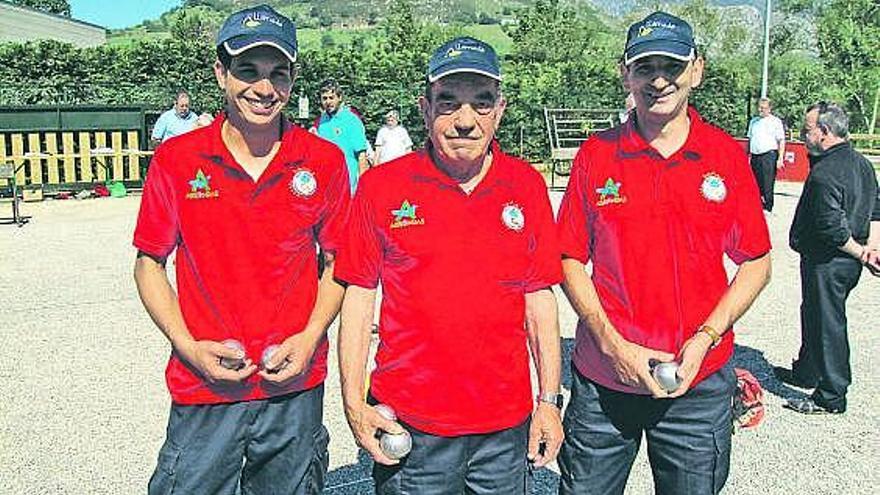 Por la izquierda, Rachid Ettahiri, Ramón Feliz y Rubén Peruyero, la «Triple R», en el I Torneo Santa Rita de petanca.