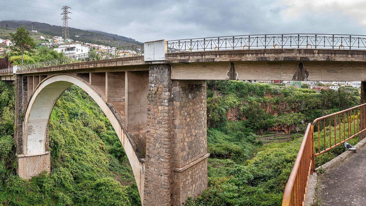 Pese a que el puente de Alfonso XIII está considerada la primera gran estructura de hormigón armado de Canarias, aún se le conoce popularmente como el Puente de Hierro.