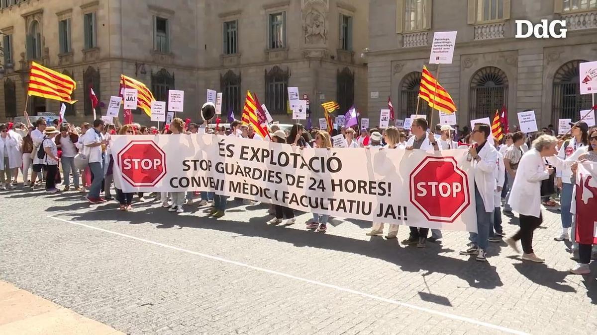 Vídeo: Els metges protesten davant la Generalitat per reclamar solucions a la sobrecàrrega laboral en una nova jornada de vaga
