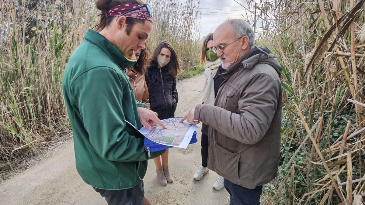 Un técnico y el biólogo del Consell, Jaume Estarellas, interpretan un plano de la zona.
