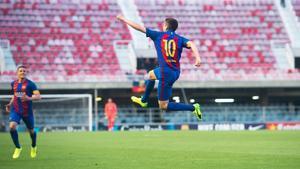 Jesús Alfaro celebra uno de sus goles con el Barça B al Eldense.