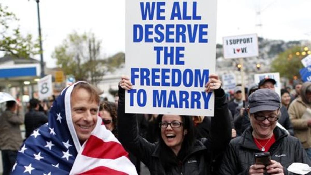 Tres manifestantes expresan su apoyo al matrimonio gay en San Francisco (California), este lunes.