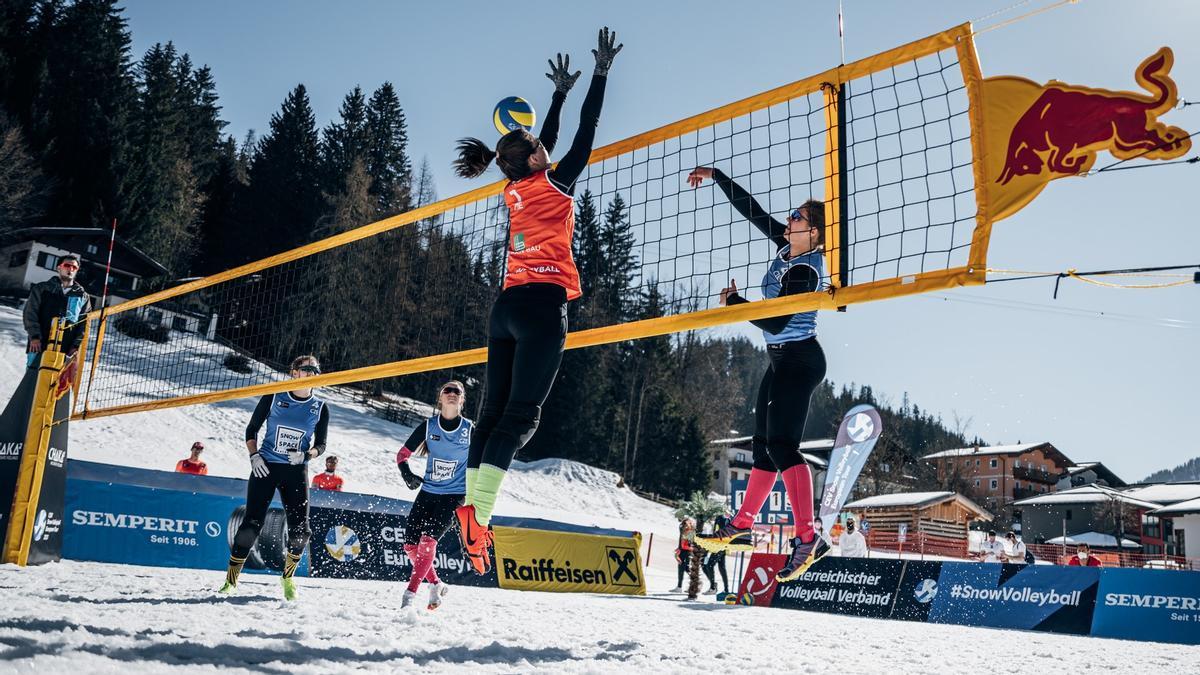 Partido femenino de voley nieve.