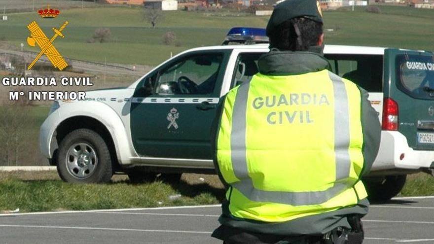 Un agente de la Guardia Civil en un control de seguridad ciudadana