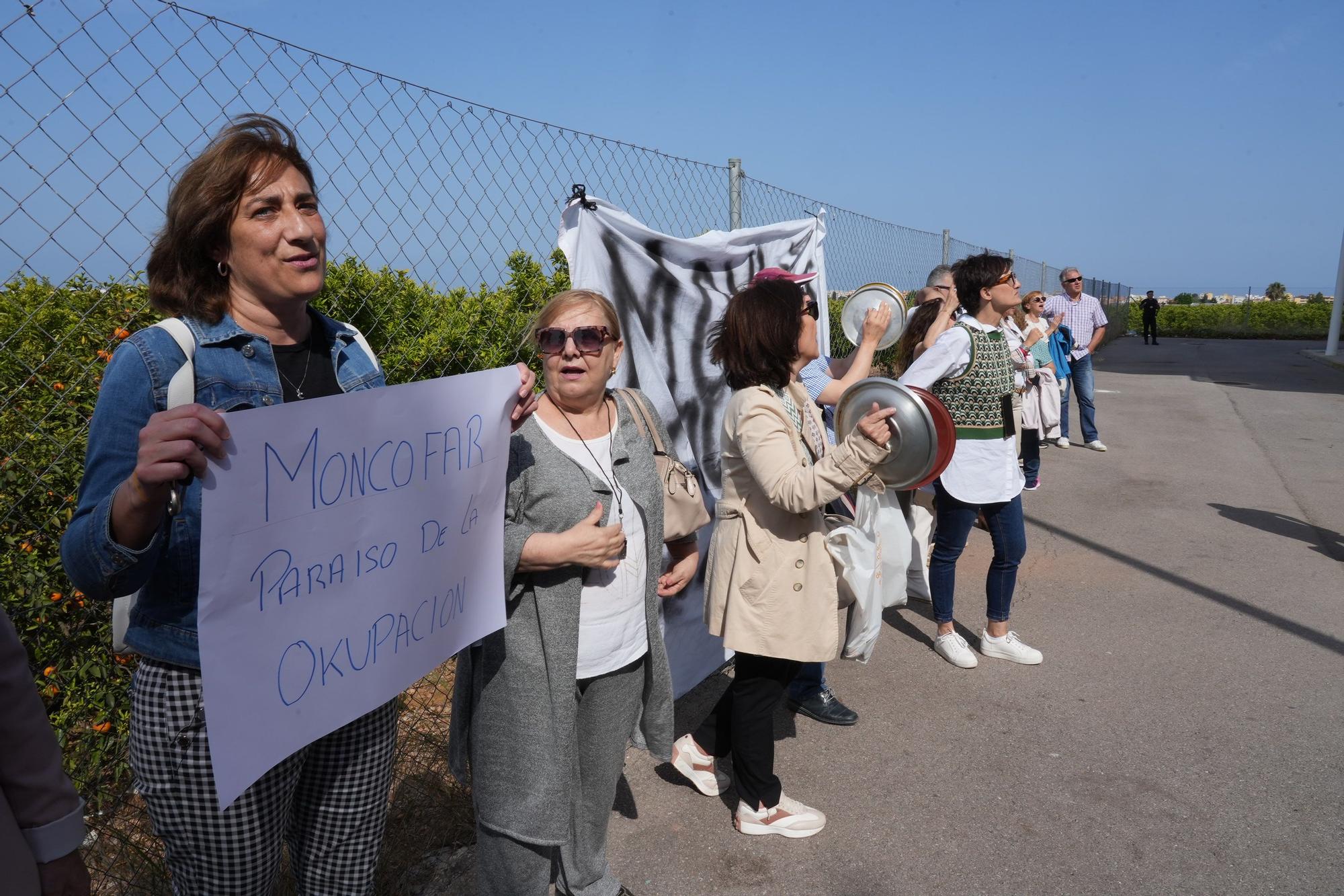 Fotos del operativo para desalojar los okupas de un bloque de pisos en Moncofa