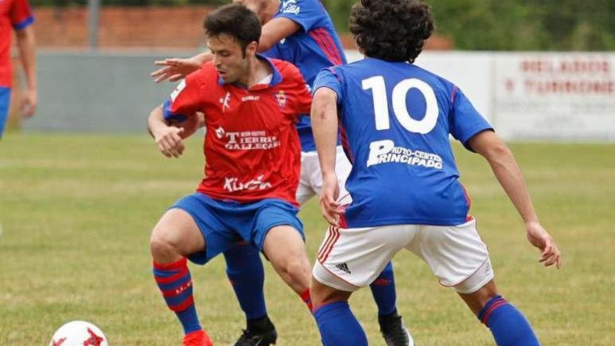 Josín se escapa de dos rivales del Oviedo B.