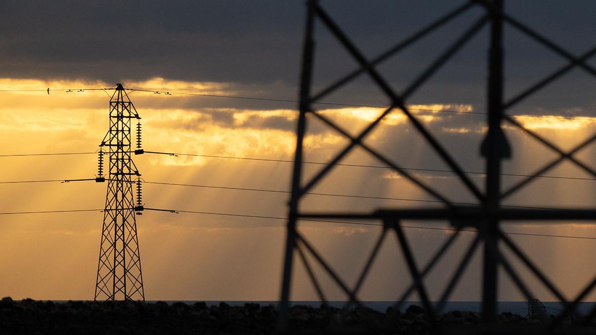 Panorámica de una torre con el tendido eléctrico.