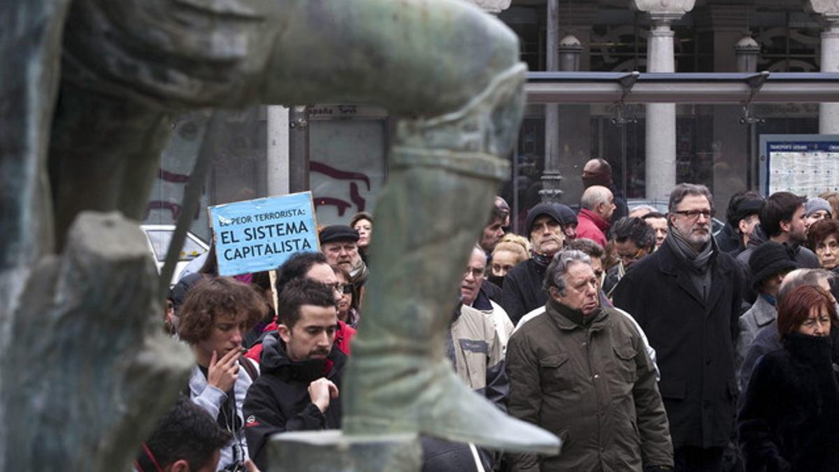 Protesta convocada por el movimiento 15-M en el centro de Valladolid para sumarse a la movilización convocada por diversos colectivos.