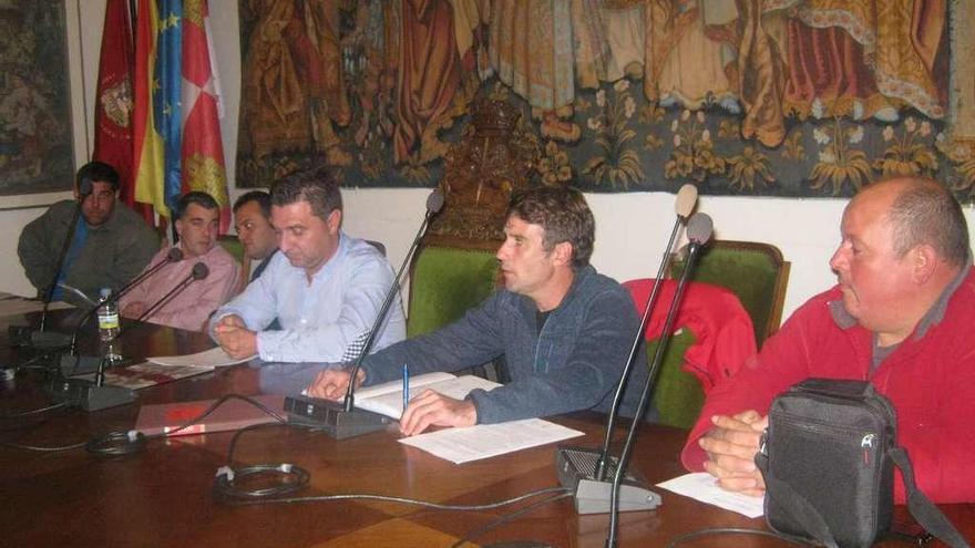 Responsables de la sociedad de cazadores, durante una asamblea celebrada en el Ayuntamiento.