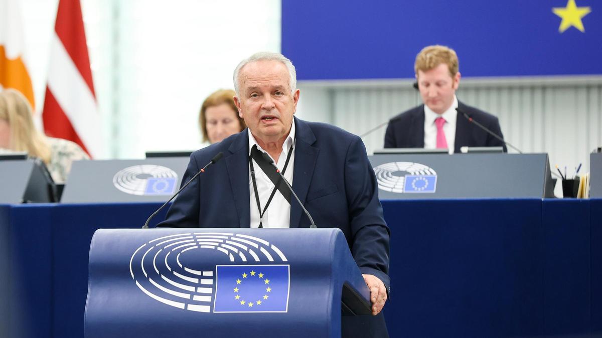 L'eurodiputat Miroslav Radacovský en el debat al ple en què ha tret de la butxaca un colom viu en ple hemicicle per demanar la pau a Europa.