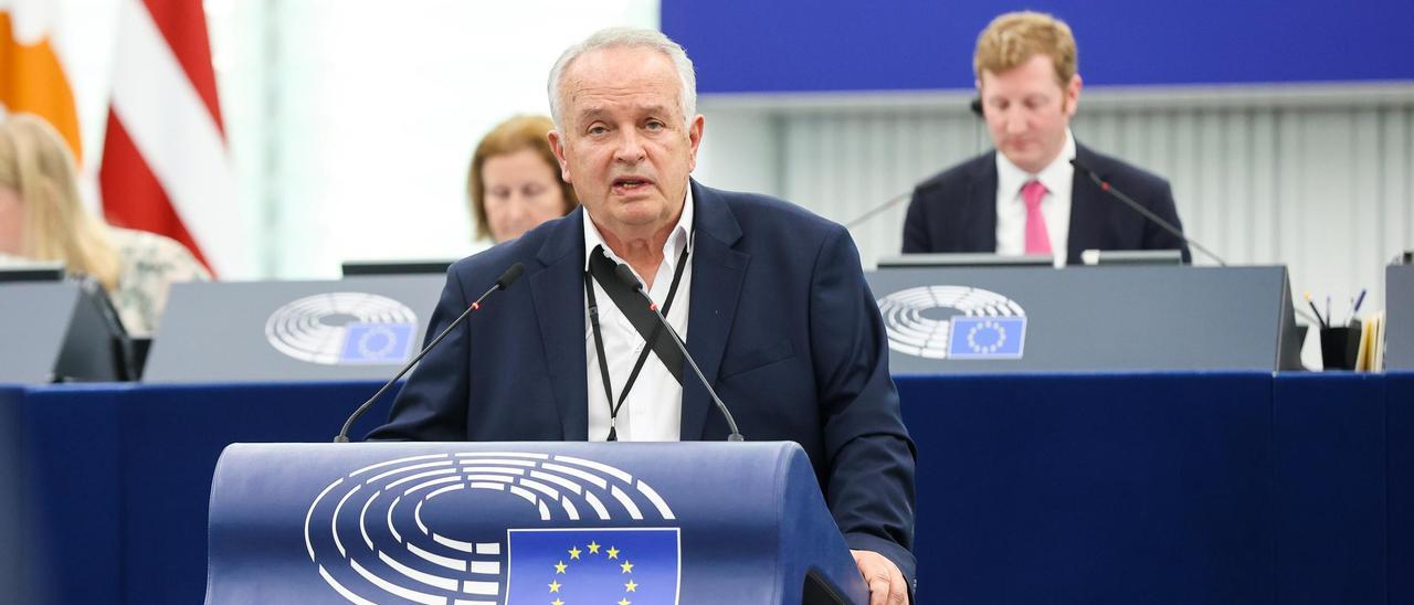 Un eurodiputat treu de la butxaca un colom viu en ple hemicicle per demanar la pau a Europa
