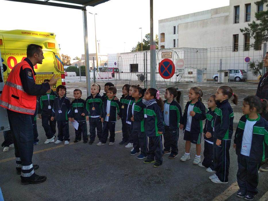 Un total de 23 alumnos de P5 del colegio Mestral (Ibiza) han visitado el servicio del 061 en el Hospital Can Misses, en una actividad organizada por la Unidad de Seguridad del Paciente.