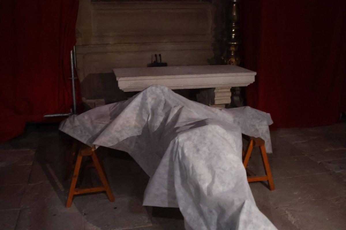 El Cristo de las Injurias protegido del polvo esperaba su colocación.