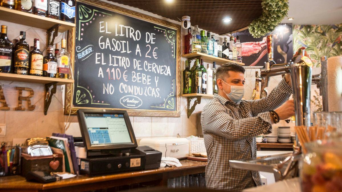 El aplaudido mensaje sobre el precio de la gasolina escrito en la pizarra de un bar de Alicante