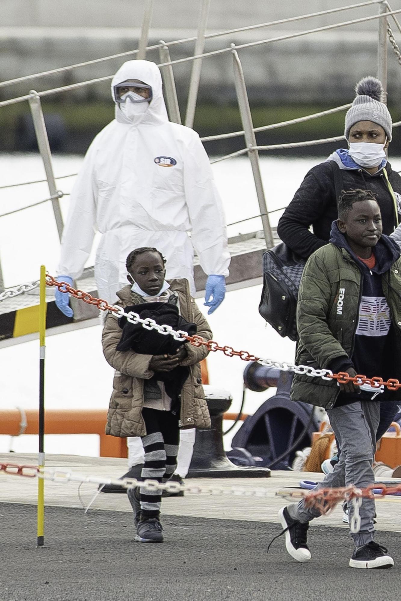 Rescatados 34 migrantes en una lancha neumática cerca de Fuerteventura