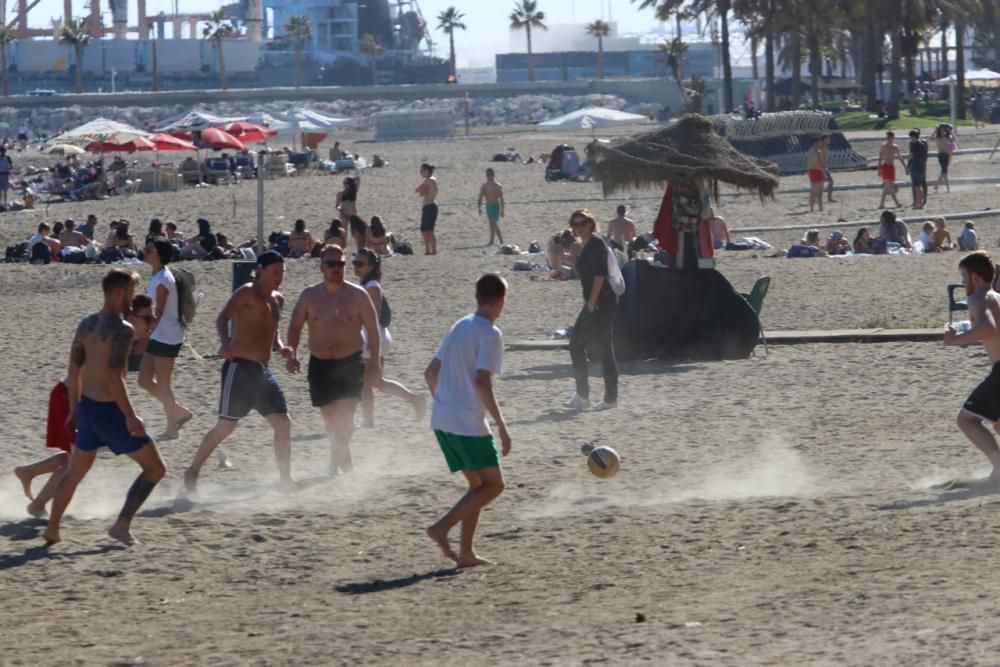 La subida de las temperaturas de los últimos días, que tendrá el sábado sus máximas, ha llevado a muchos malagueños a las playas de la capital.