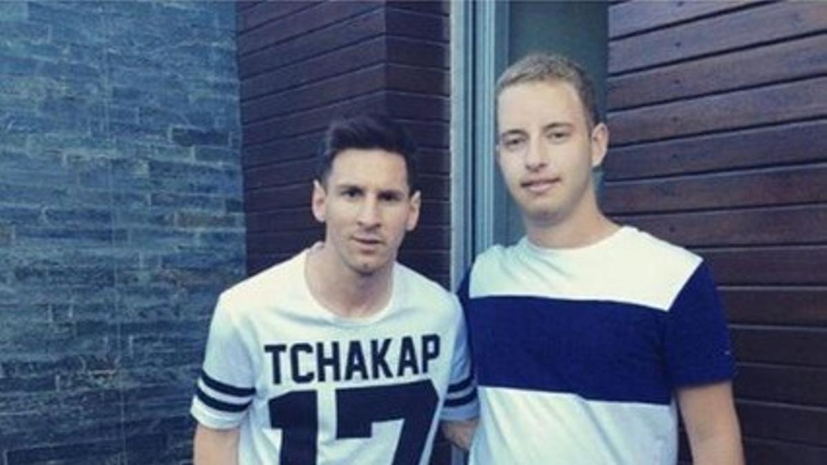 Messi con un fan en el que se puede apreciar el tatuaje