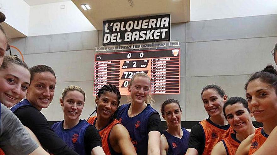 Las jugadoras del primer equipo del Valencia Basket, antes de la final