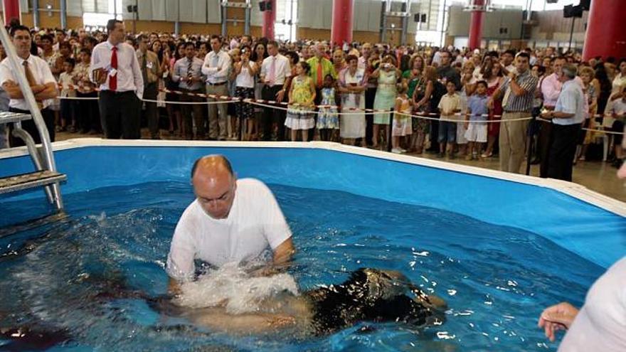 Cerca de 70 personas participaron ayer en un bautismo colectivo en la asamblea de Testigos Cristianos de Jehová en IFA