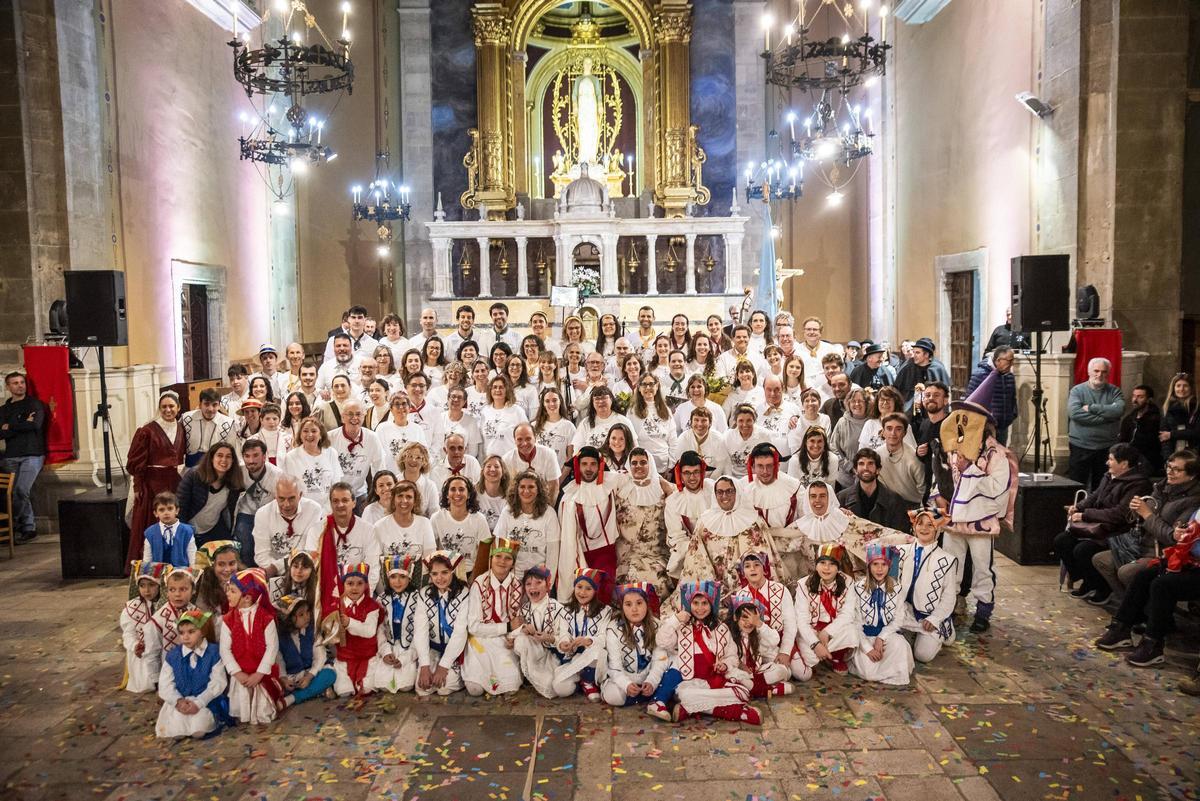 Fotografia de grup dels balladors que van participar en la festa de danses tradicionals de Moià