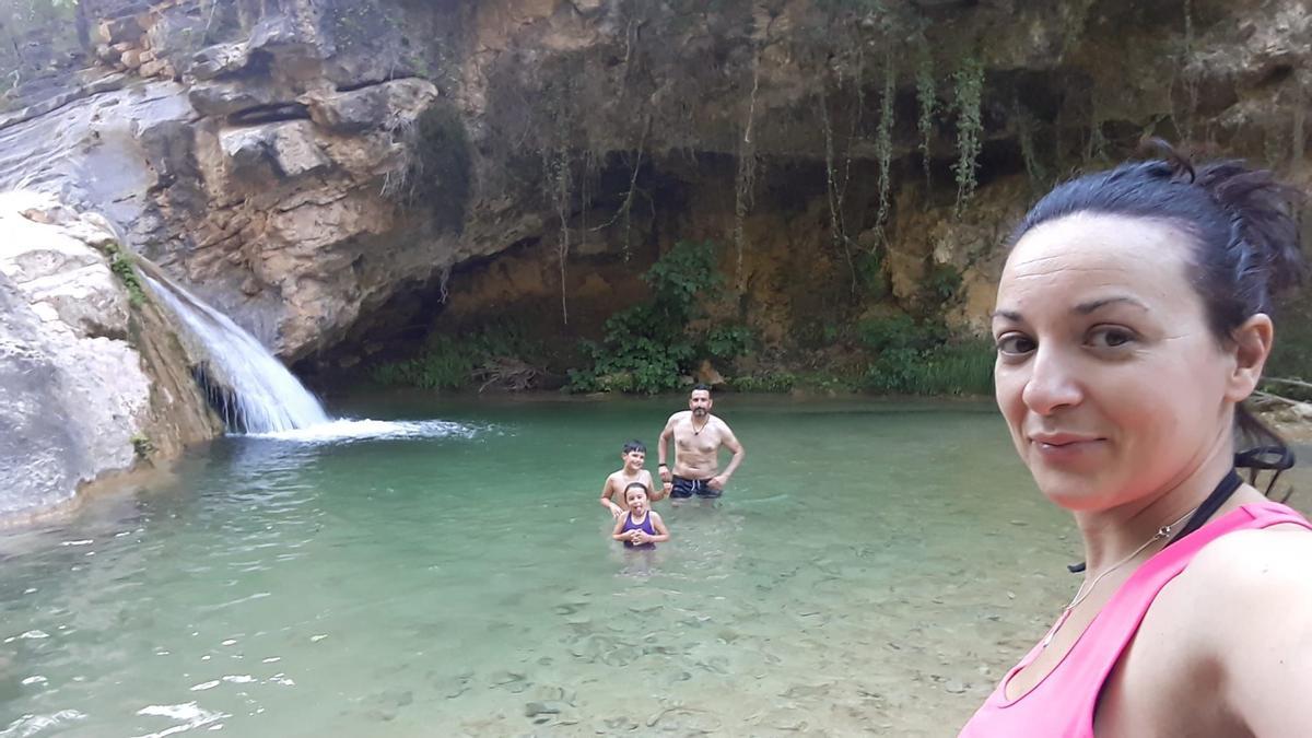 Cristina y Alejandro, con su familia. De Almassora a Llucena.