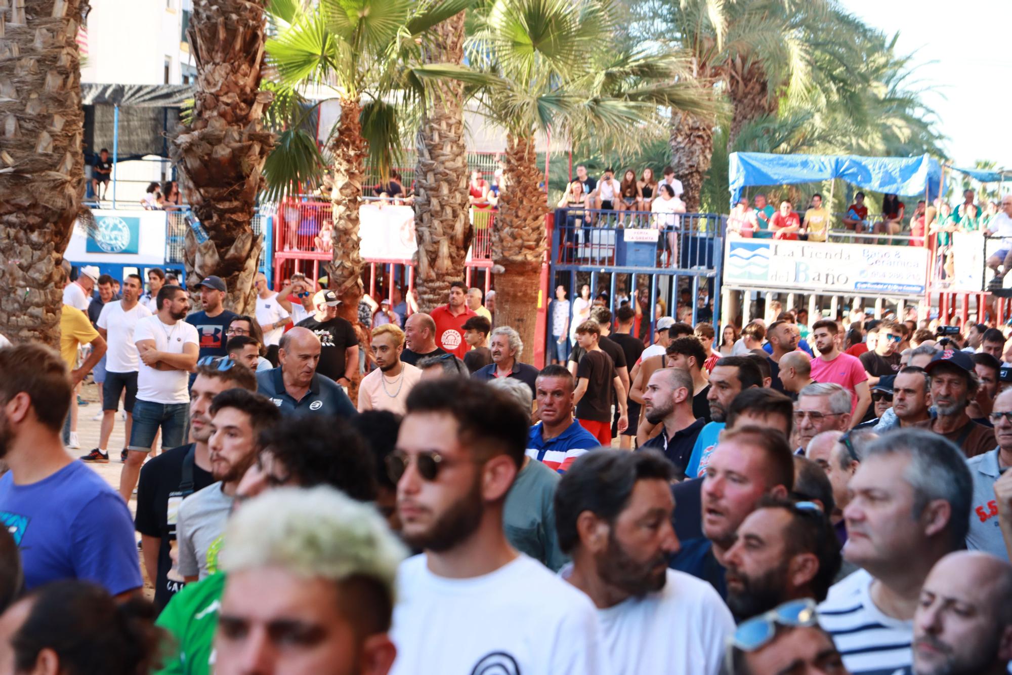 Así ha sido el último desfile y la prueba del toro por las fiestas de Sant Pere en el Grau