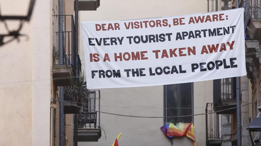Imatge d&#039;arxiu d&#039;una pancarta al Barri Vell de Girona contrària als pisos turístics