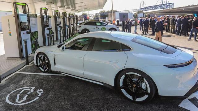 La estación de recarga de puntos eléctricos de la autovía A-7 inaugurada este año en Elche. | TONY SEVILLA