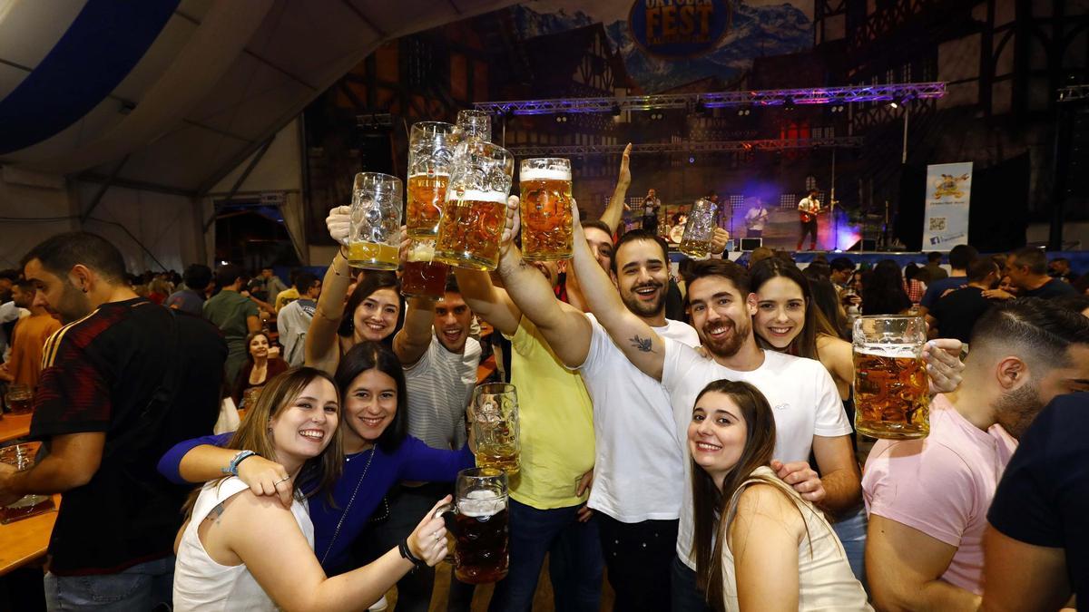 Jóvenes disfrutando de la fiesta de la cerveza en las Fiestas del Pilar de hace dos años.