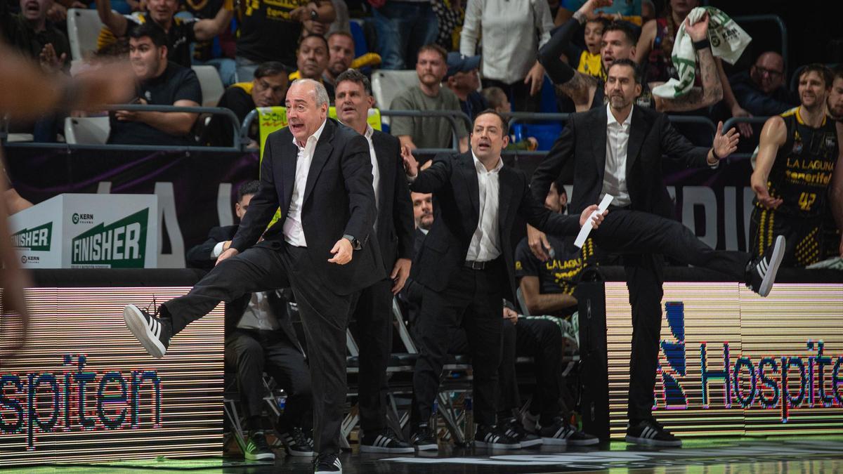 El cuerpo técnico del Canarias protesta la tercera falta señalada sobre Fitipaldo.