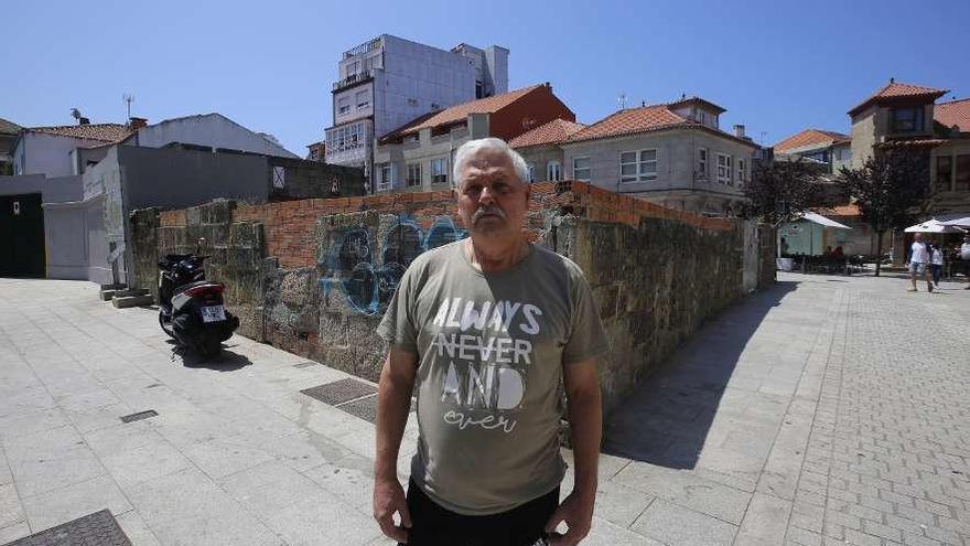 El presidente de los vecinos, José Vidal, ante el solar cedido por el Concello al Sergas para el centro de salud en Bouzas, entre la plaza Suáres Llanos y la calle Ferreiros. // Ricardo Grobas