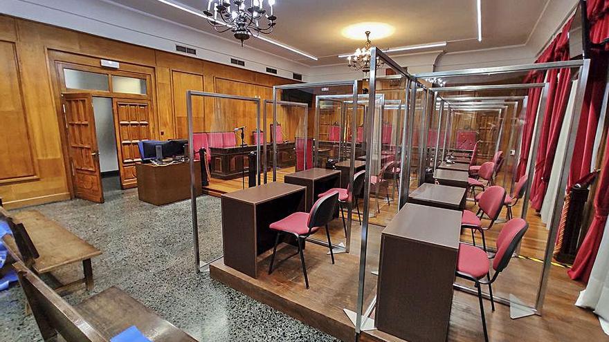 La sala, preparada para los 13 acusados y los 11 abogados de la defensa