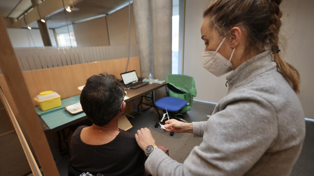 Una persona recibe la tercera dosis en un centro de salud