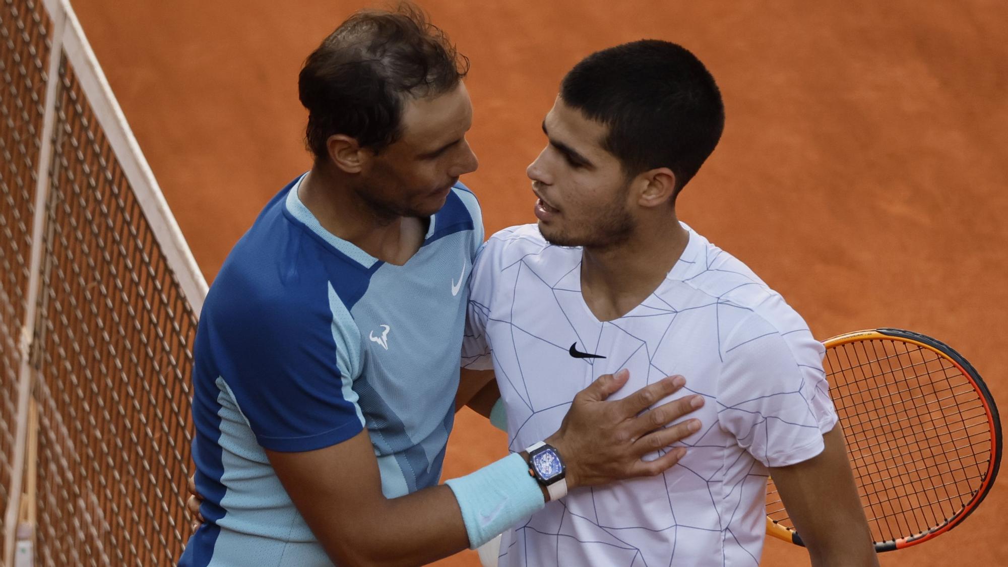 Carlos Alcaraz  saluda a Rafa Nadal tras el encuentro de cuartos de final del Mutua Madrid Open, este viernes en la Caja Mágica en Madrid.