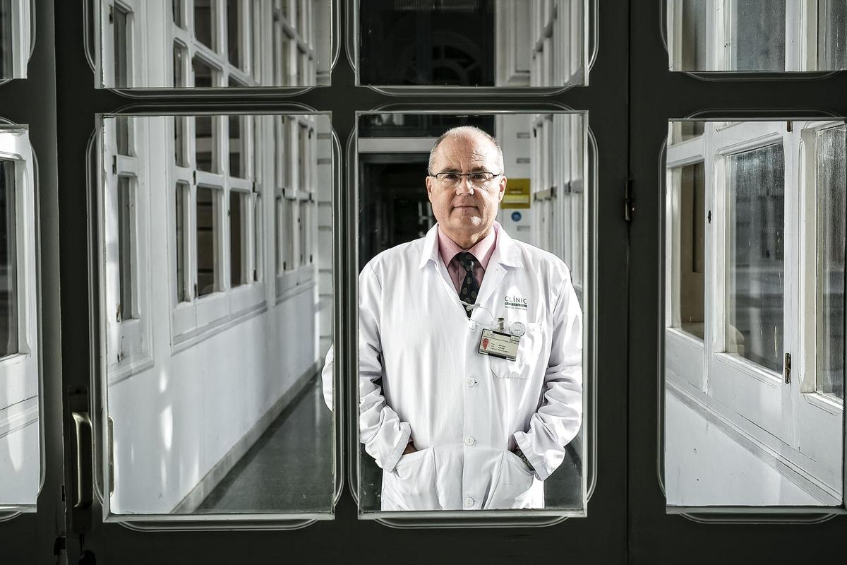 El epidemiólogo Antoni Trilla, en su casa: el Hospital Clínic de Barcelona.