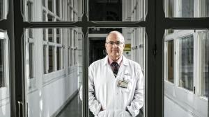 El epidemiólogo Antoni Trilla, en su casa: el Hospital Clínic de Barcelona.