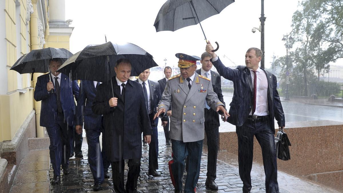 Putin (izquierda) y el ministro de Defensa ruso, Sergei Shoigu, el domingo, en la celebración del Día de la Armada Rusa.