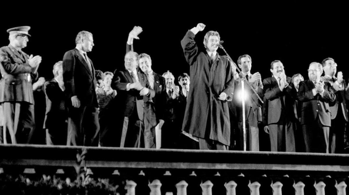 17 de Octubre ds 1986. El alcalde de Pasqual Maragall exultante de alegría celebra la nominación de la ciudad de Barcelona como organizadora de los Juegos Olímpicos de 1992.