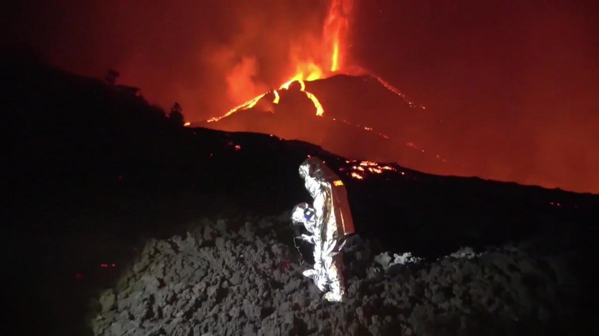 La UME se han desplazado hasta la última colada formada por el volcán de Cumbre Vieja para medir la temperatura a la que se encuentra la lava.