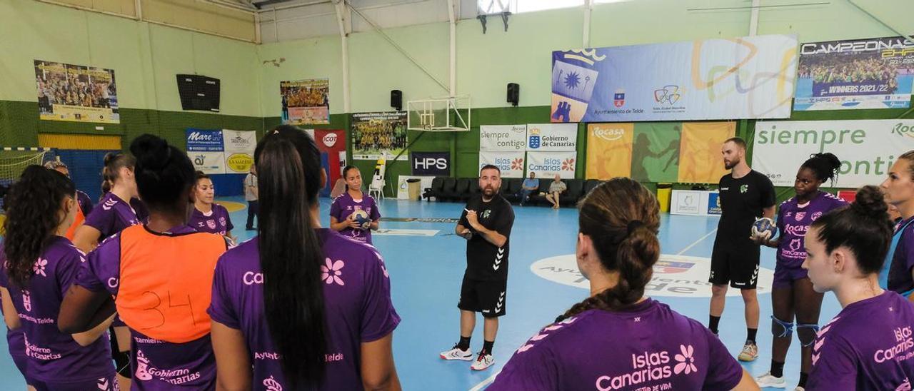 Robert Cuesta se dirige a sus jugadoras antes de dar comienzo la sesión preparatoria