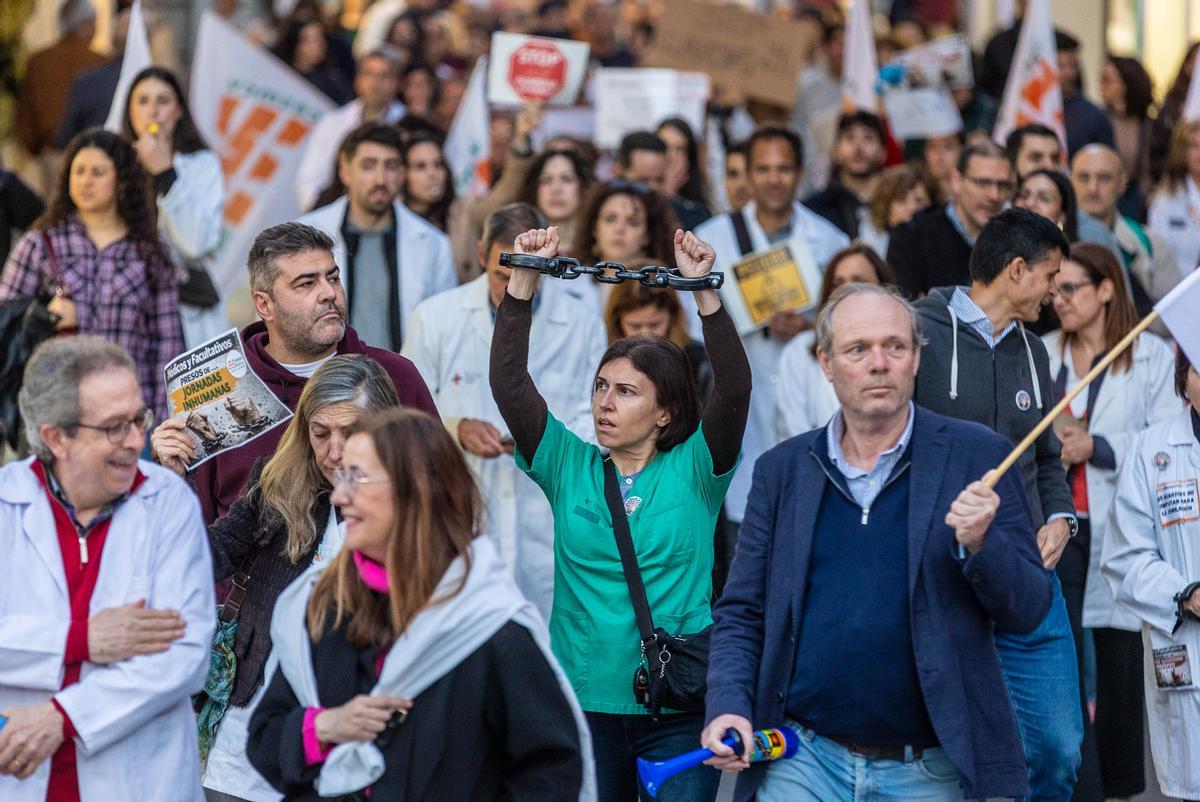 Los médicos toman el centro de Alicante Los médicos toman el centro de Alicante