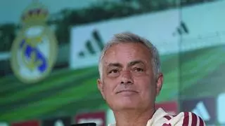 Mourinho le hace la cruz a dos futbolistas y les abre la puerta de salida
