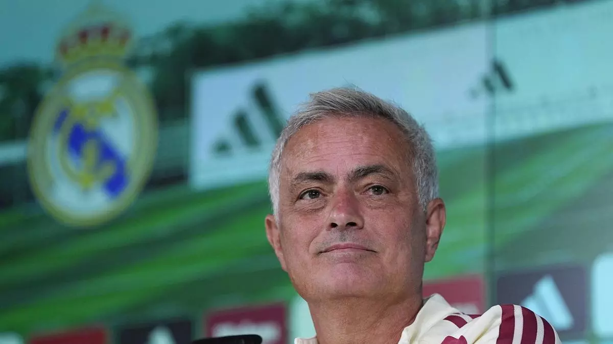 Mourinho: "Es un poco extraño que hace una semana ya se supiera el árbitro de mañana"