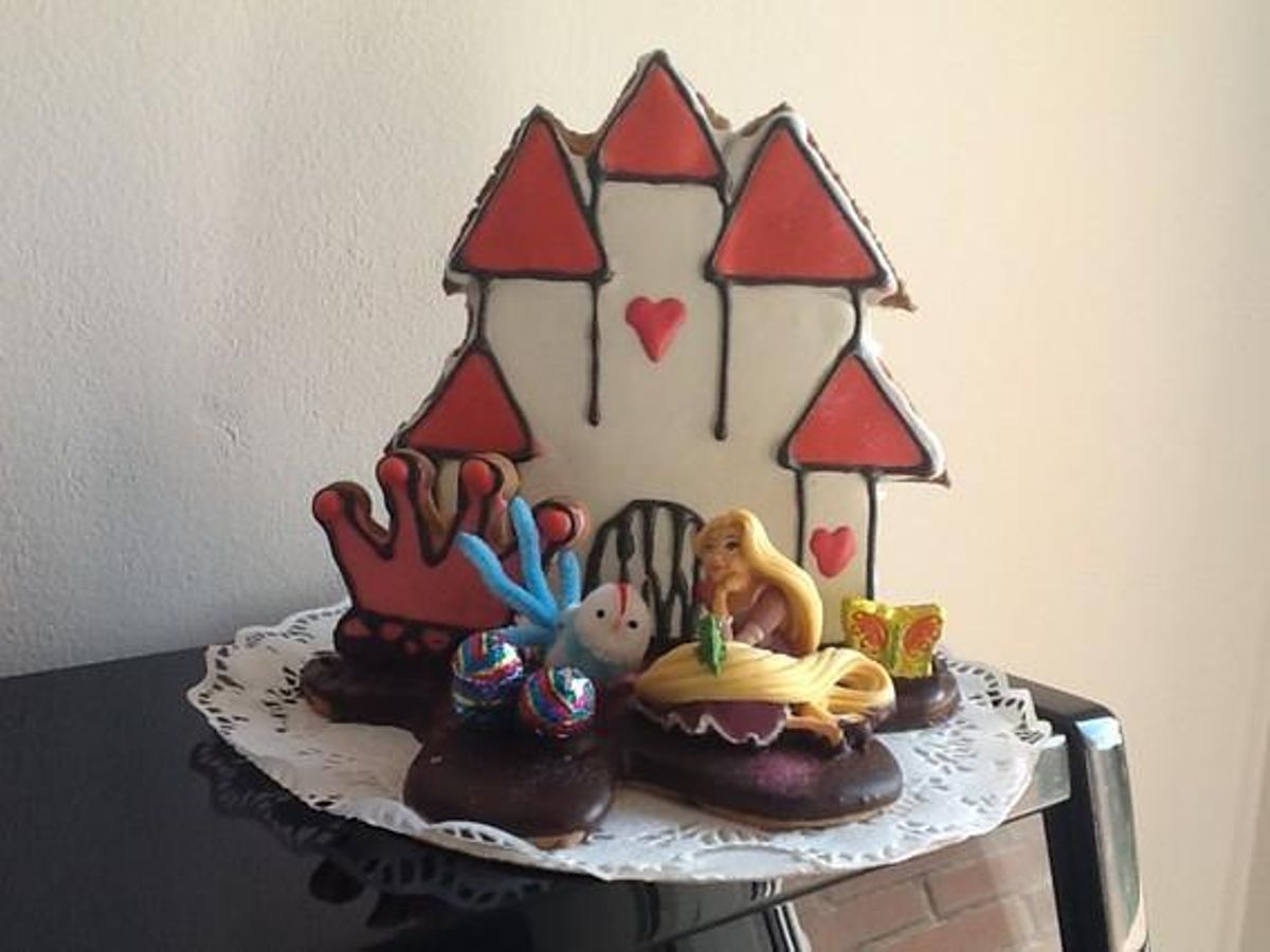 Mona de Pasqua amb un castell de princesa molt elaborat.