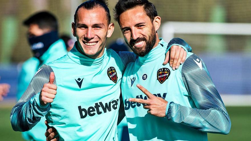 José Luis Morales posa junto Clerc durante el entrenamiento del Levante UD en Buñol. | F. CALABUIG/SD