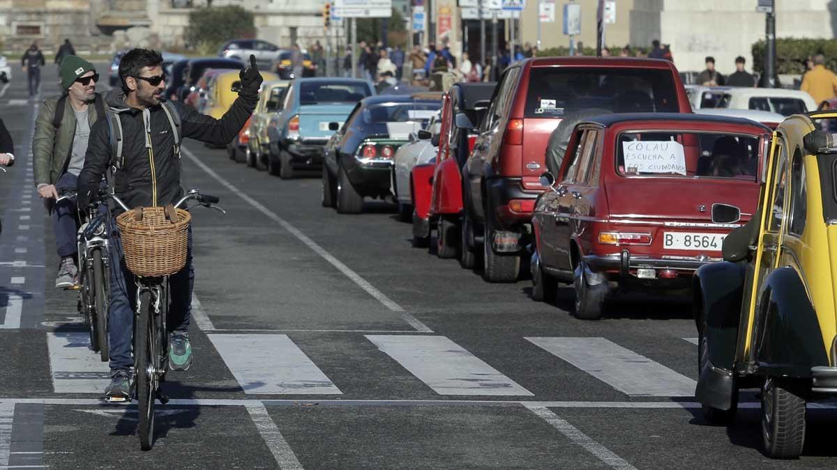 Más de un centenar de coches históricos se movilizan en Barcelona contra la ZBE