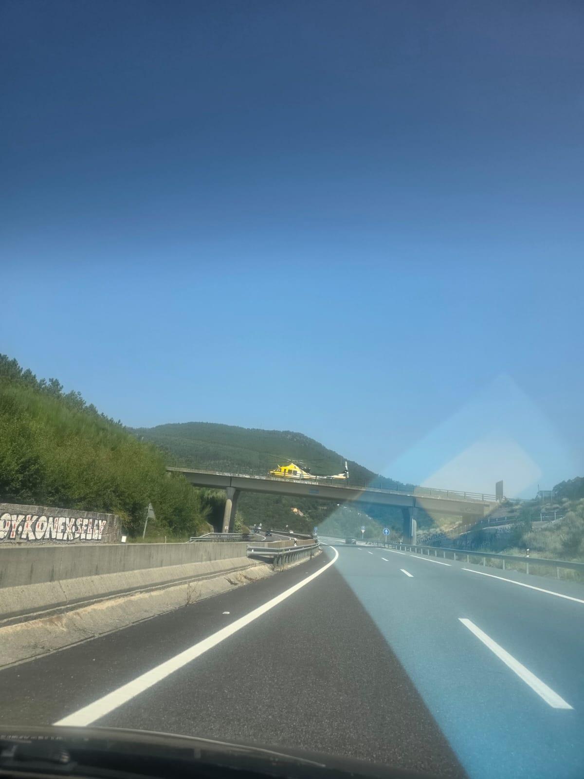 Un incendio junto al Corredor do Morrazo en Meira obliga a movilizar medios aéreos